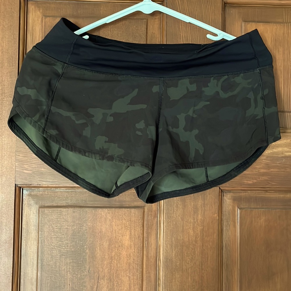 Camouflage lulu shorts, color green, black band